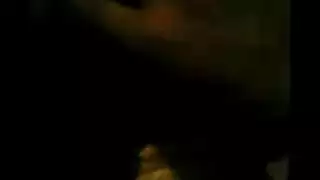 يدخل على مرة ابوه غفلة عارية