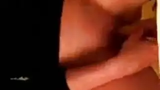 الفاتنة المدبوغة تستخدم جهاز اهتزاز على بظرها للوصول للنشوة وحدها