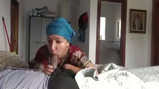 عاهرة الفندق تأخذ قضيبًا أسودًا كبيرًا في فرجها