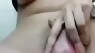 بنت بتلعب فى نفسها ويتكلم صحبها على الانستجرام