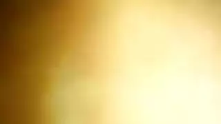 سمراء تمارس الجنس مع قضيب أسود ضخم وهي ترتدي ملابس داخلية قرمزية وتختنق من القضيب