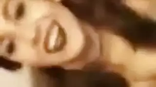 فتاة تركية تظهر الثدي والرقصات على المنظار