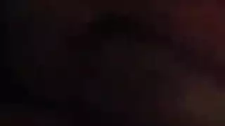 شابة حمراء الشعر تقدم مصاً ساخناً للقضيب ويتم دق مهبلها بالأصابع