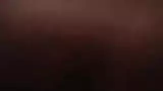 رجل ناضج يضرب فرج فيفيان المشدود بإيقاع قاسي