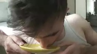 رجل یقبد سرق مطعم