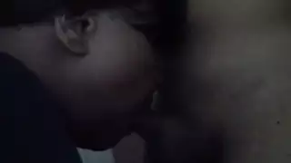 شقراء صغيرة تواجه عضوًا صلبًا نابضًا