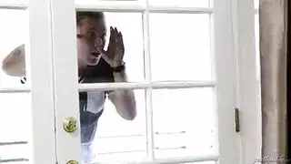 أب منحرف يساوم: سيارتي مقابل فمك المهيج ومهبلتك المبللة