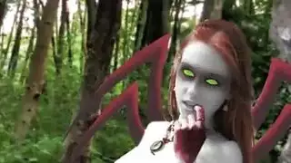 فتى مراهق في ليلة جامحة: جنس قوي تحت أضواء النيون مع رجلها