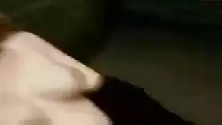 فاتنة السوداء تحصل على جرعتها اليومية من اللعنة والصراخ لأنها على وشك أن تقذف