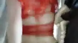 مراهقة مقرنة تستمني ببظرها بينما رجل أصلع يمارس الجنس مع طيزها الضيقة