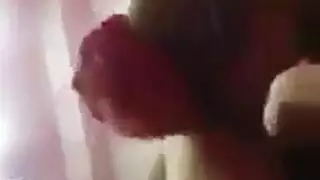 صديق يتحول إلى مصور بينما الشاب العراقي يضاجع زوجته بقوة