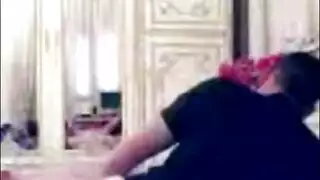 تفشخ كسها و تخلي حبيبها يلحسو