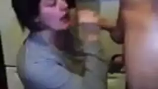 فتاة ممتلئة الجسم تستخدم مضخة القضيب على رجل صغير ثم تركبه بقوة