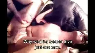 تشارك صديق زوجها الحمام