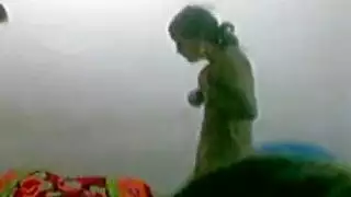 رجل عجوز يملأ فرج الخادمة المحجبة في جنس عنيف