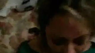 صرخاتها الإباحية العالية تسرق الأضواء