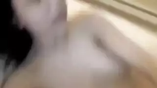 زوجان مراهقان يمارسان الجنس بقوة في غرفة تبديل الملابس في الصالة الرياضية