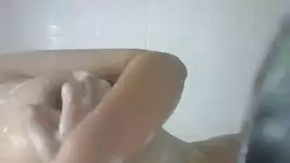 قوام ياباني لا تشوبه شائبة يتطلب نيك حلق قاس