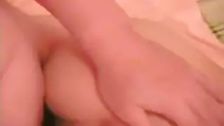 عشيق شاب يضرب فتاة آسيوية بشعر وردي بقوة