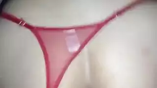 أم ناضجة مشحمة في جوارب تركب القضيب بمهارة