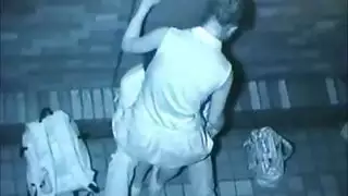 ابنة صديقي في السكن تنزلق لدخول علاقة جنسية جماعية ليلاً