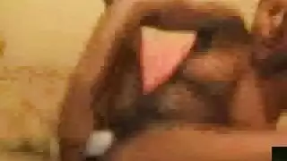 شاب صغير يداعب عضوه الذكري ويعرض نفسه على كاميرا الويب