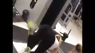 شقراء رياضية ذات أثداء كبيرة تحصل على جنس جماعي في ثقب المجد بقضبان ضخمة
