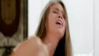 فتاة بمؤخرة لا عيب فيها: نكاح مزدوج وجنس قاسٍ